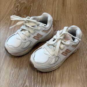 New Balance 2002 Kids Cream Lace-Up Sneakers Size Toddler 6.5